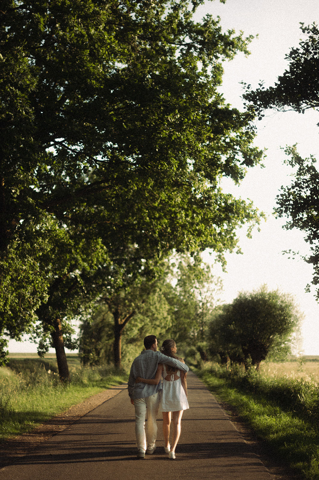 Celina und Carli auf einem Feldweg
